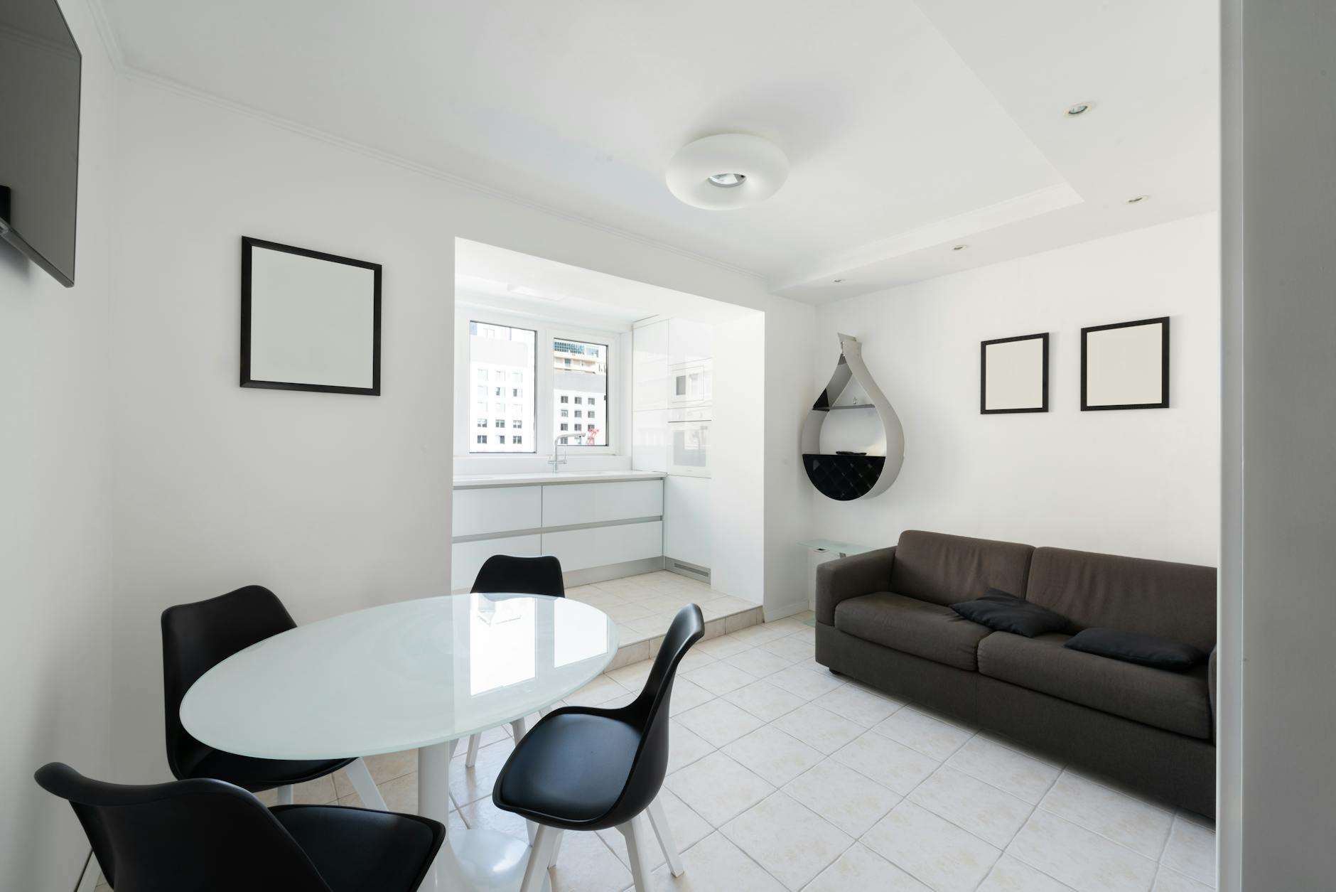 Apartment — heller Wohnraum mit Küche