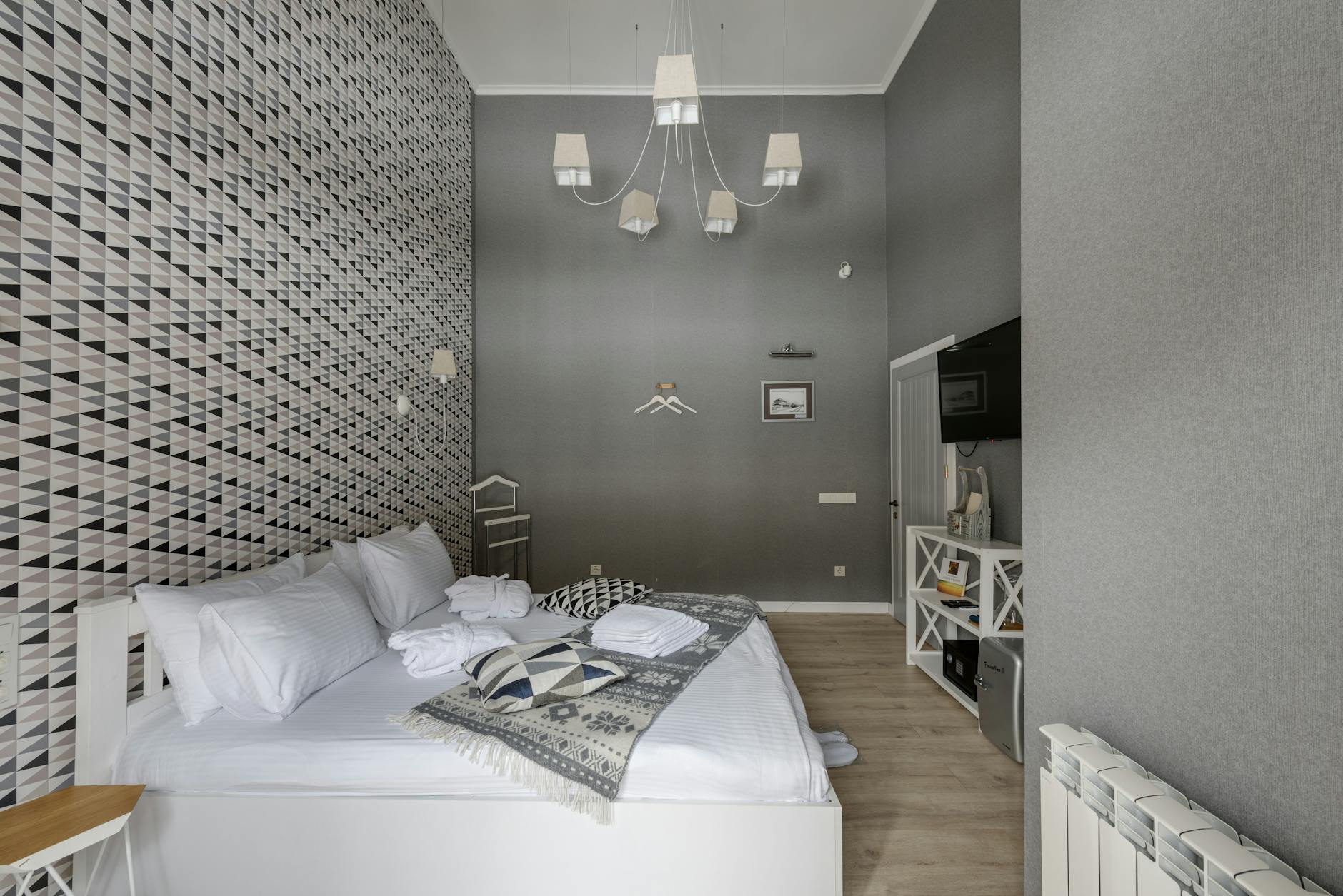Komfort Zimmer — stilvolles Zimmer mit geometrischer Tapete