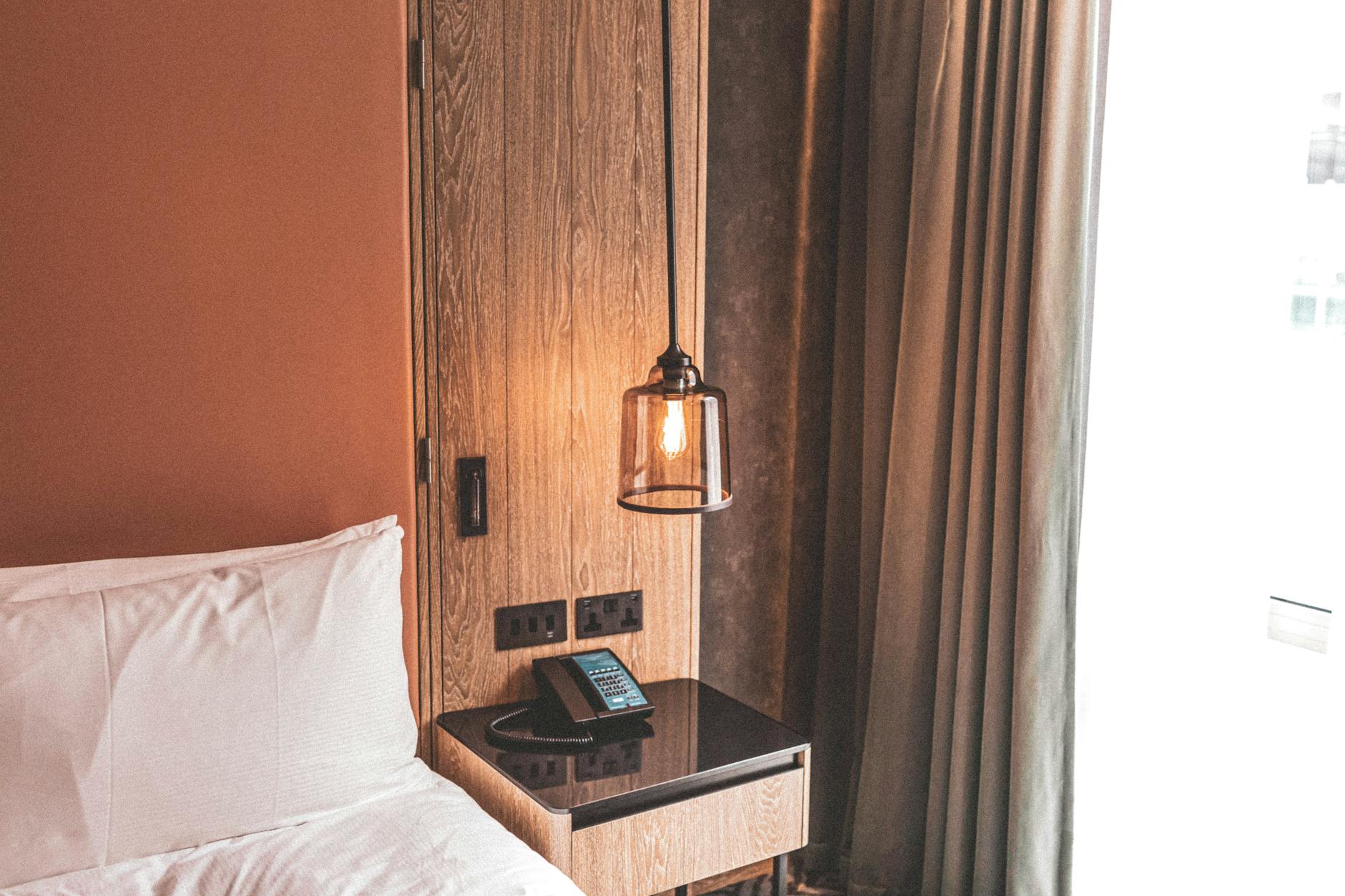 Smart Zimmer — moderner, minimalistischer Raum mit warmem Licht