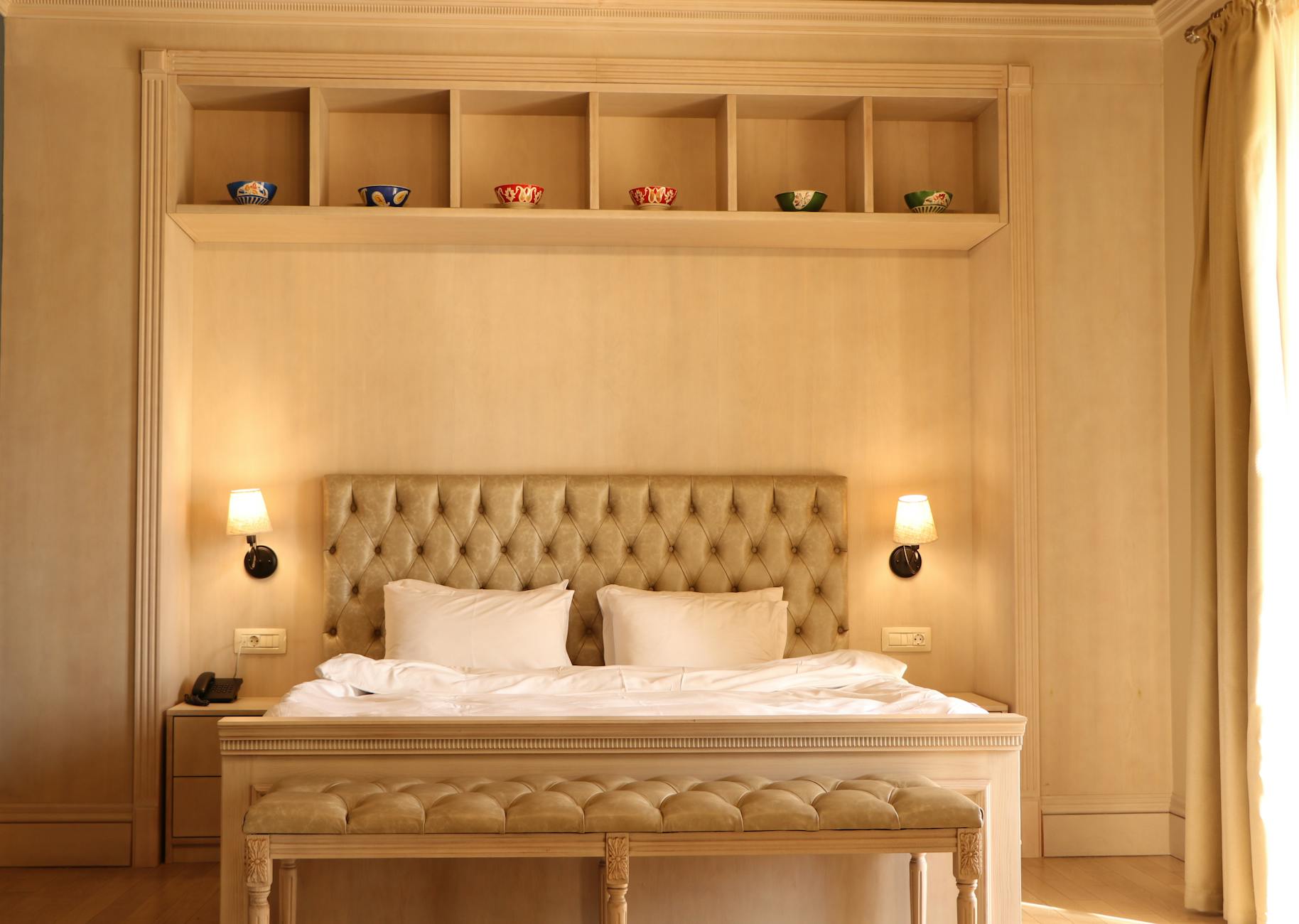 Smart Zimmer — elegantes Kopfteil und beige Töne