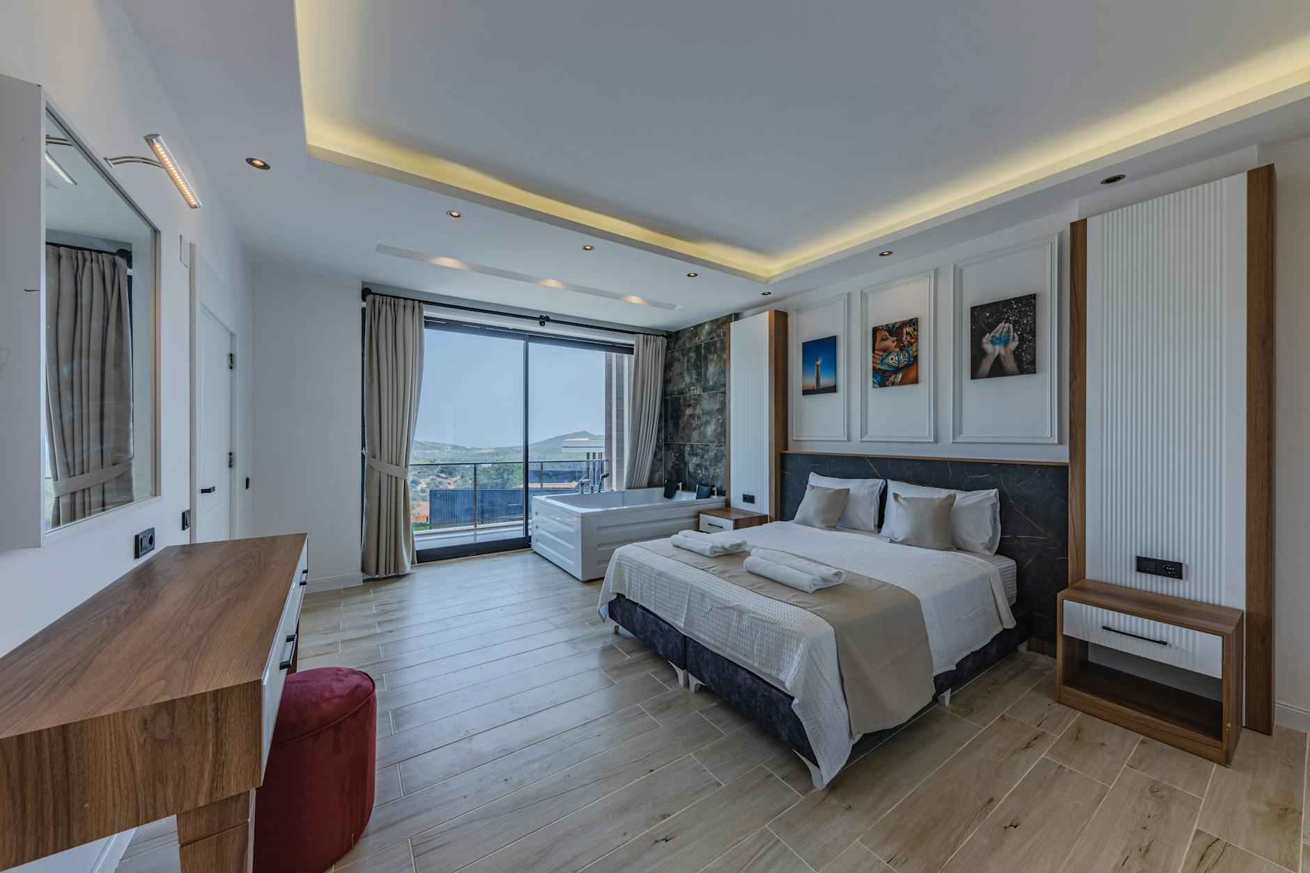 Suite — großzügiger Raum mit Balkon und Ausblick