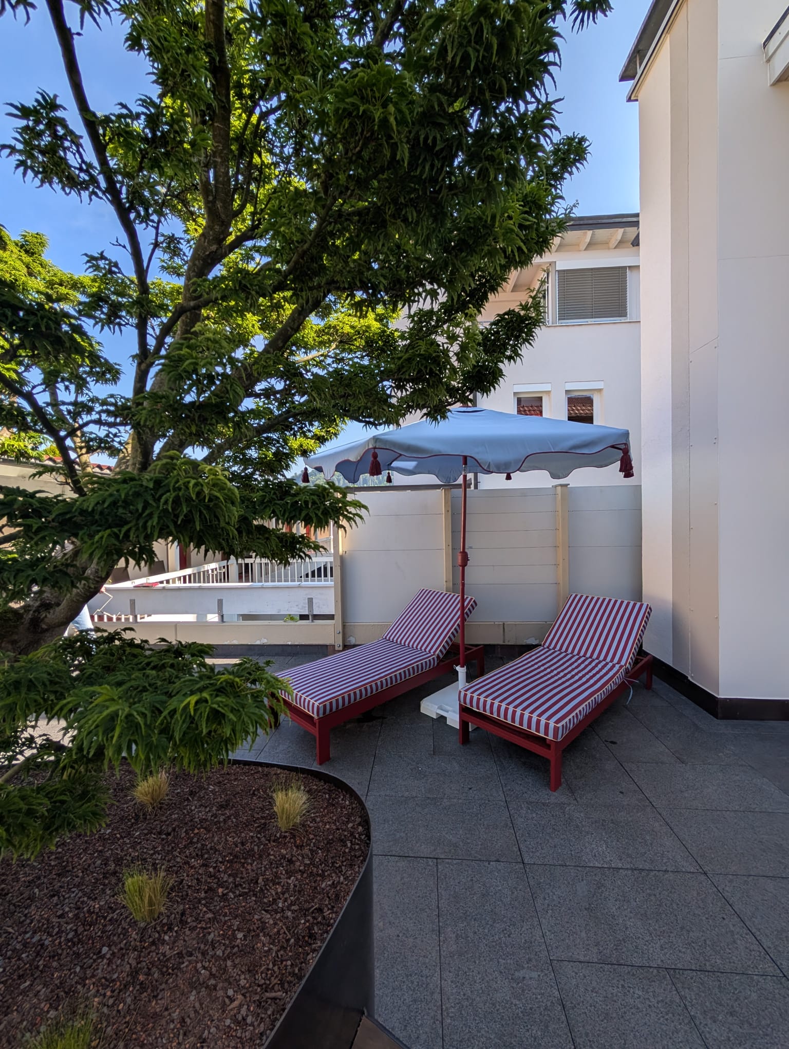 MA.MA Terrasse — Liegen im Grünen
