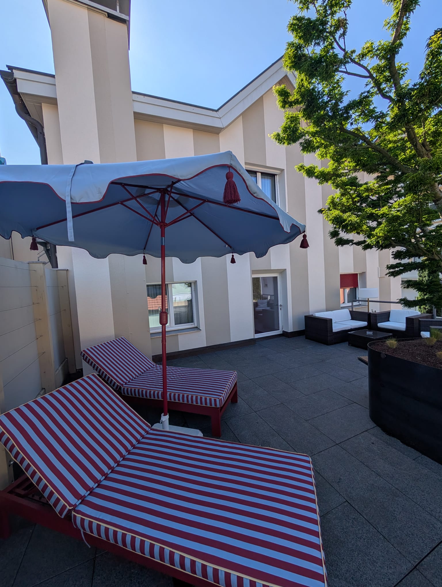Suite — großzügiger Raum mit Terrasse und Liegen
