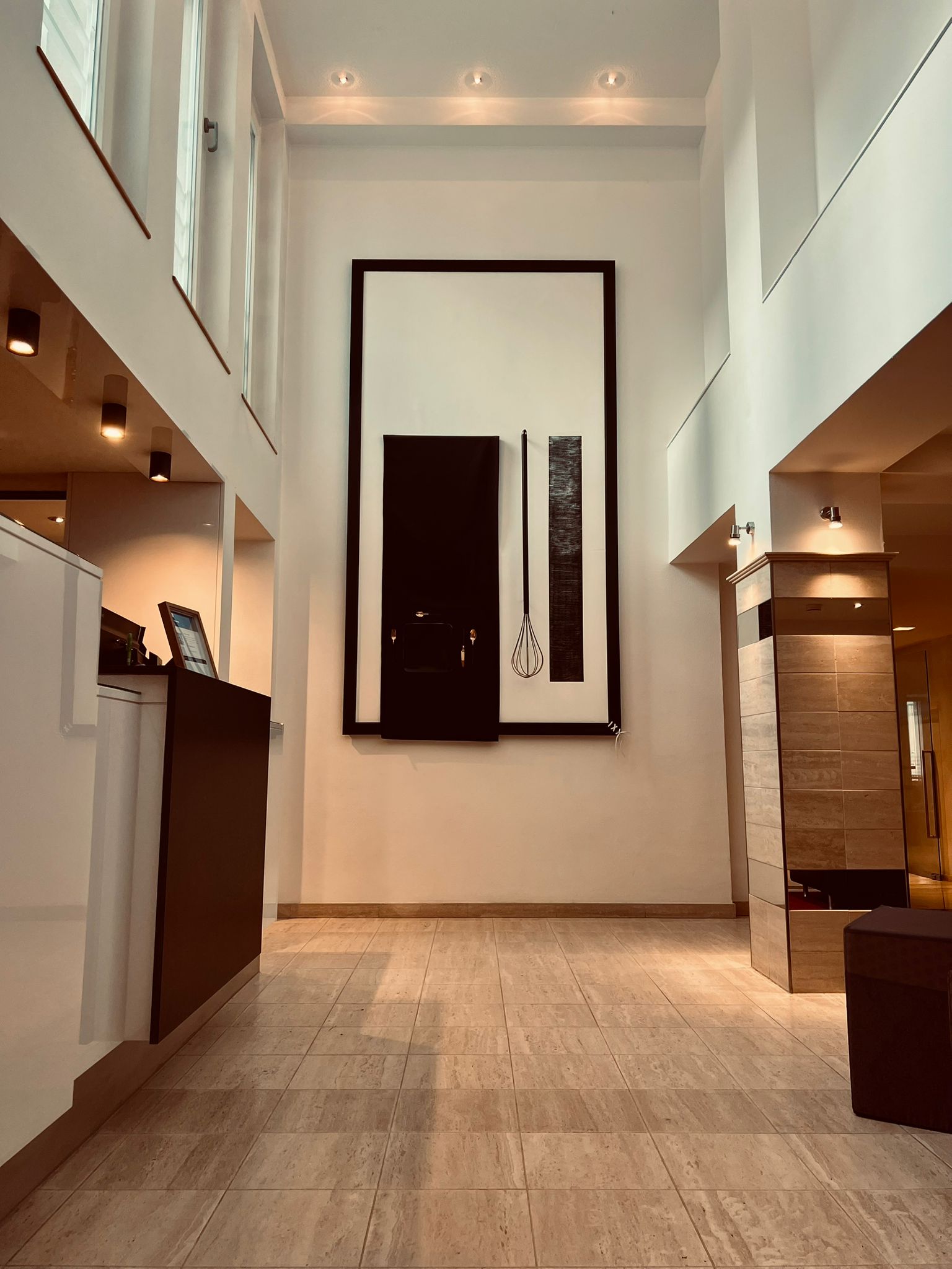 MA.MA Interior — moderner, großzügiger Raum mit warmen Tönen