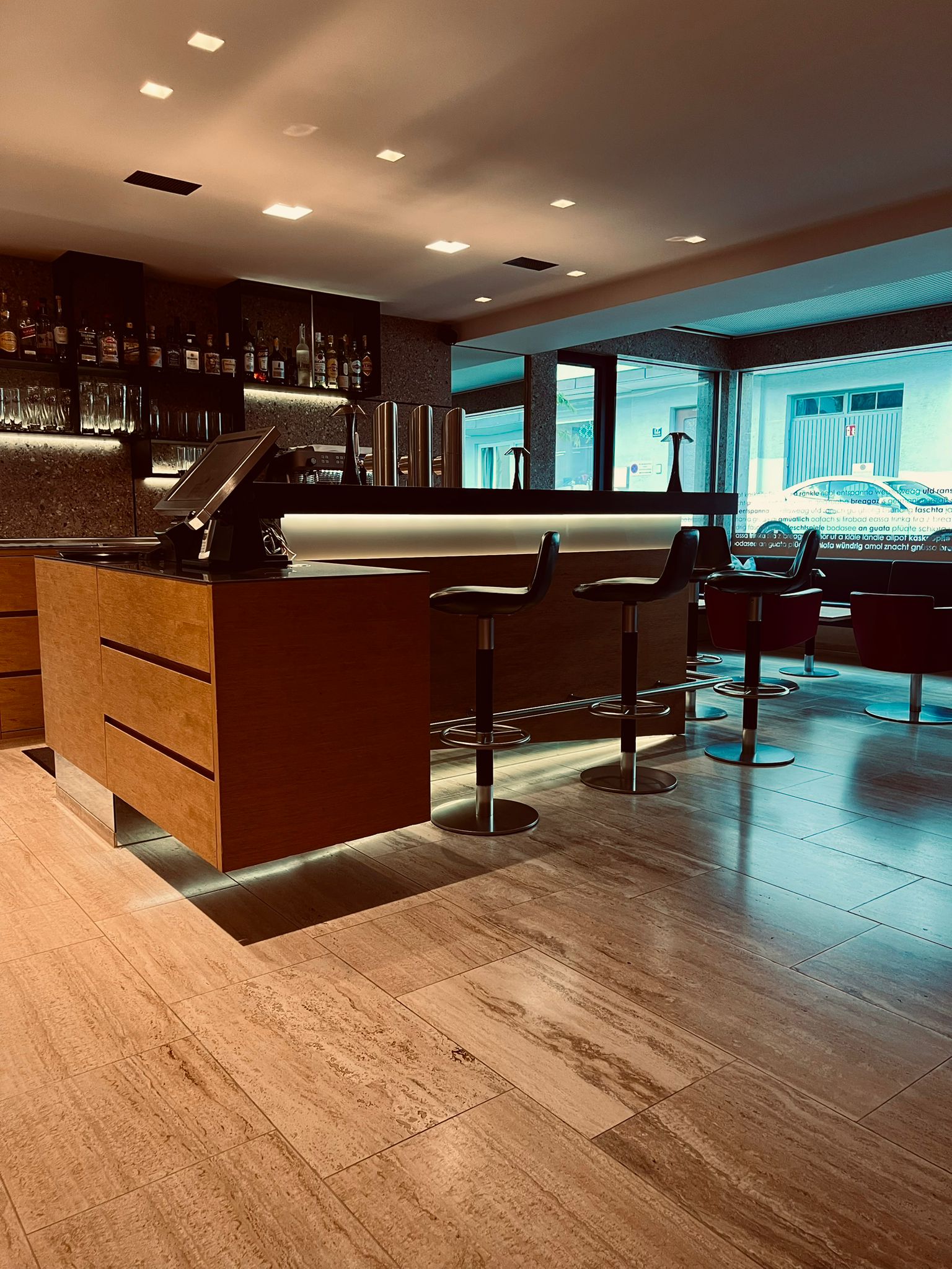 MA.MA Bar — Lounge mit warmem Licht