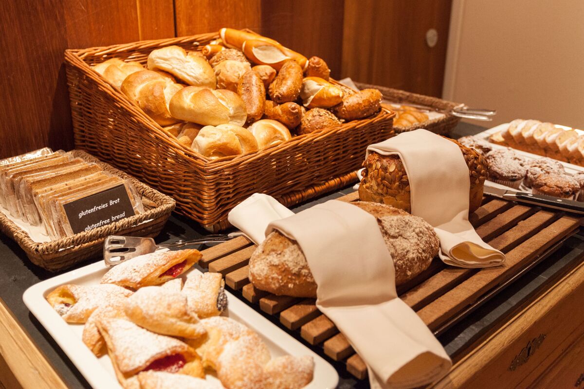 Frisches Brot und Gebäck am Frühstücksbuffet
